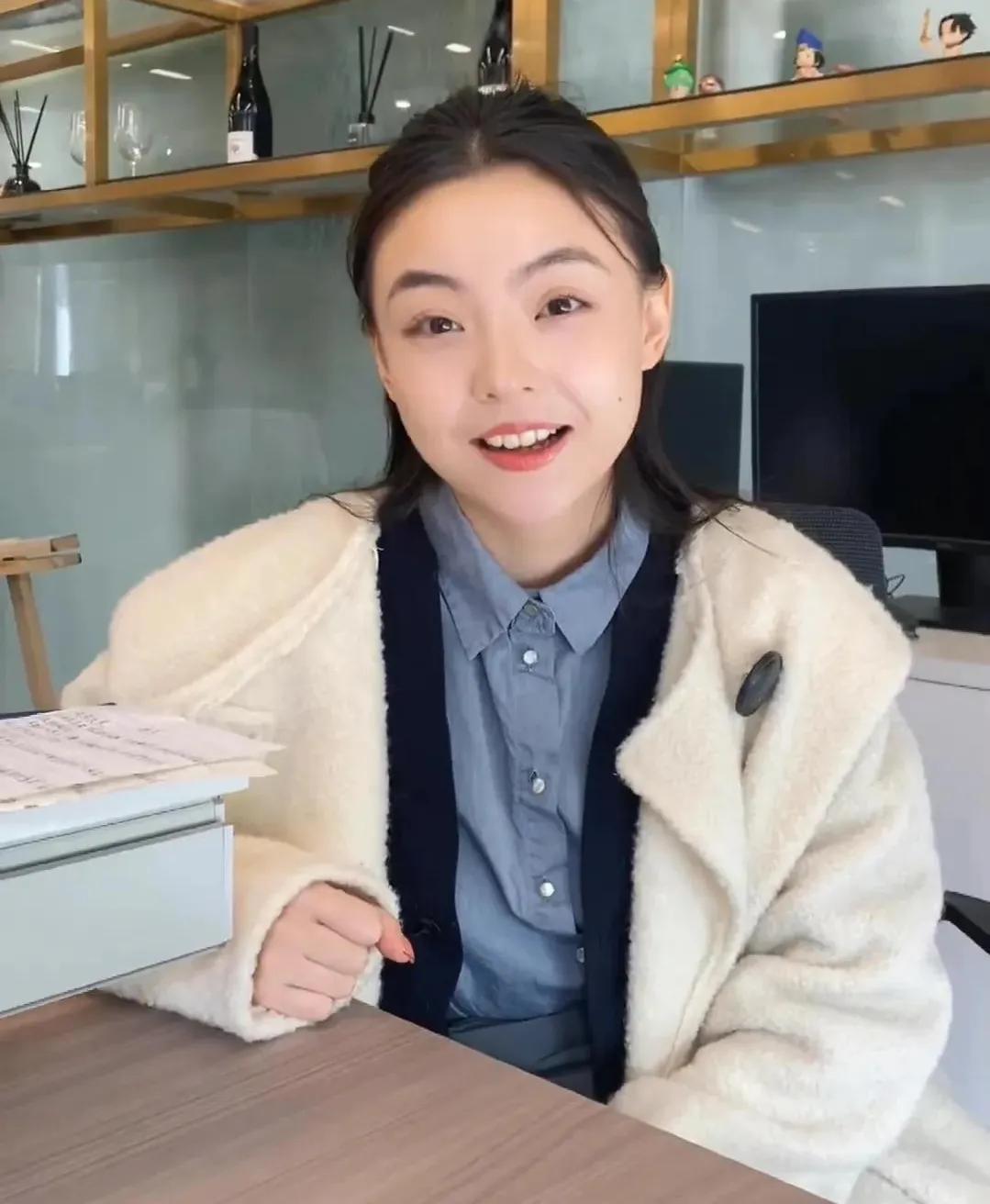 陈飞宇的网红女友“是亦琳吖”，仔细看其实长得不错，神似年轻时的张曼玉。
抛开道德