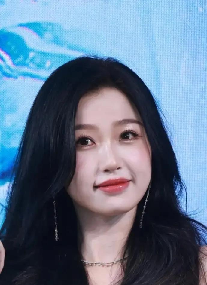 虽然不是大众口中的美女，还是挺可爱的。家有钱，活的也随意，相信很多人都羡慕。包括