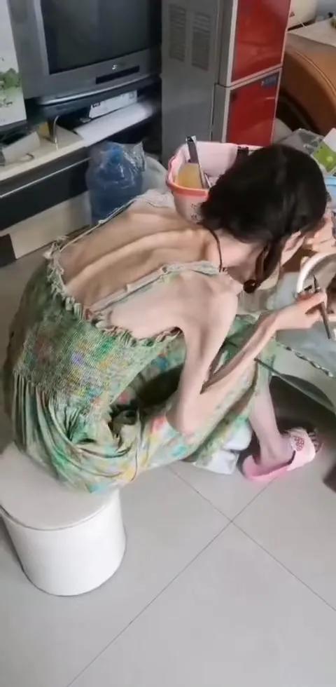 真有人有这么瘦吗？如果是自己减肥的话，我感觉有一半是因为她想瘦下来，一时冲动，有