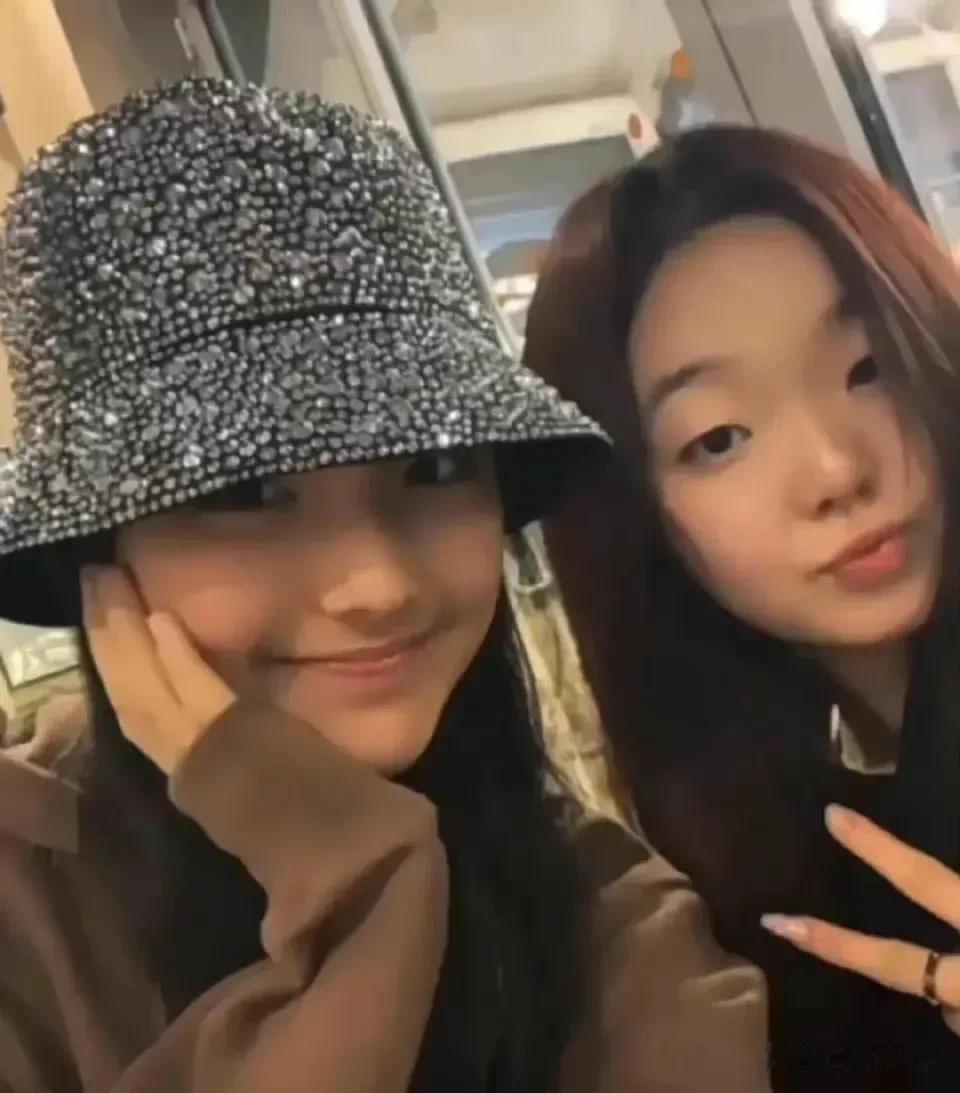 13岁王诗龄晒出和女闺蜜性感合照！可以看到李湘的女儿虽然才13岁，但是颜值和身材