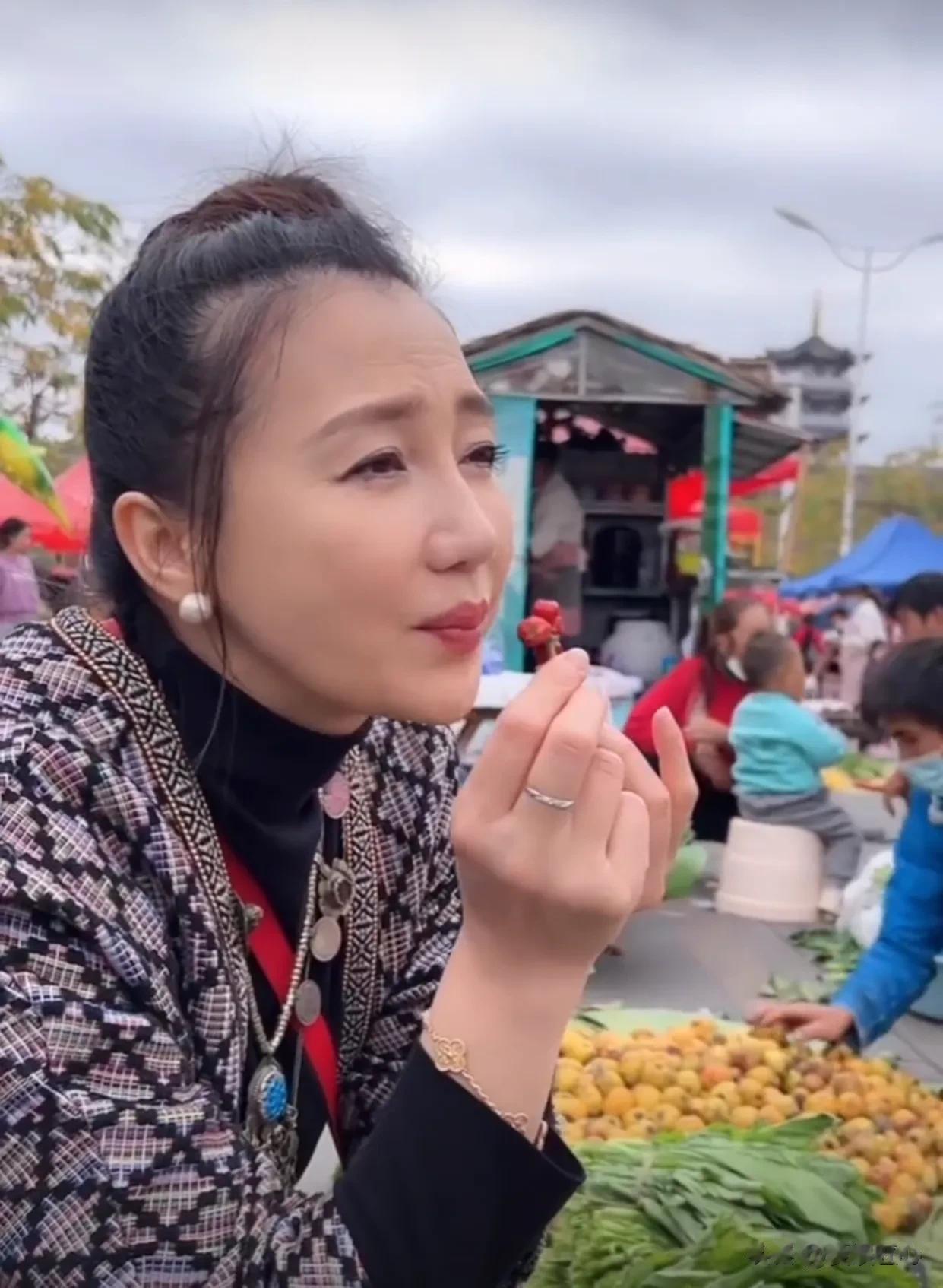 歌手阿朵的蹭吃蹭喝，撕开了多少