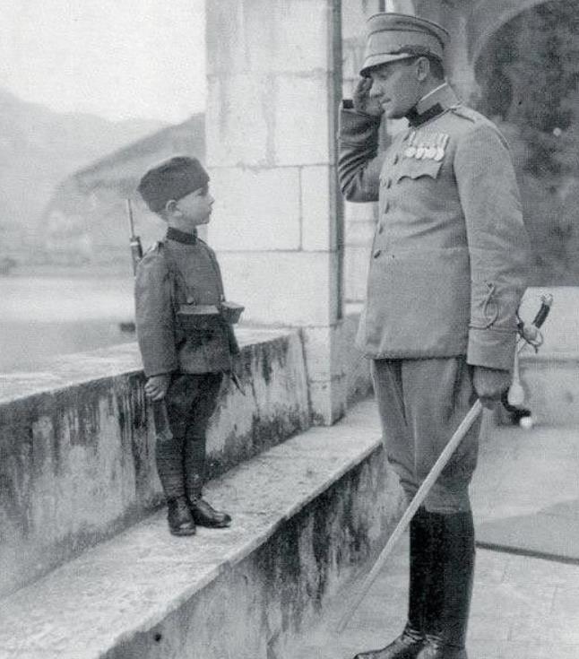 【塞尔维亚八岁士兵】
1914年塞尔维亚正处于和奥匈帝国激战时期，名叫莫姆齐洛·