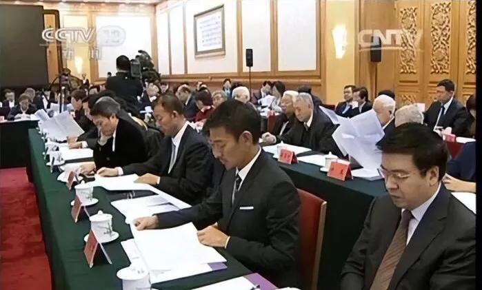 刘德华最经典的一幕！瞬间“粉”了！
在一群“老干部”中认真开会的刘德华！