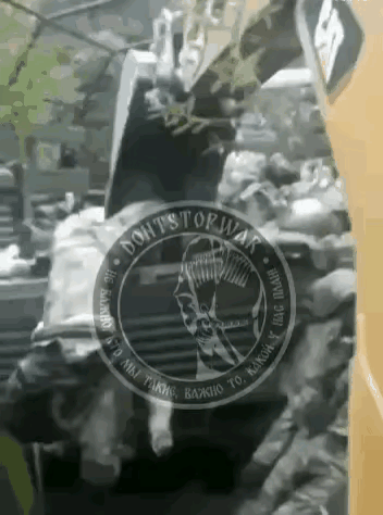 阵亡鸟军士兵遗体被垃圾一般由挖掘机填埋[吐血] 看看，这就是如今的鸟克兰，这样的