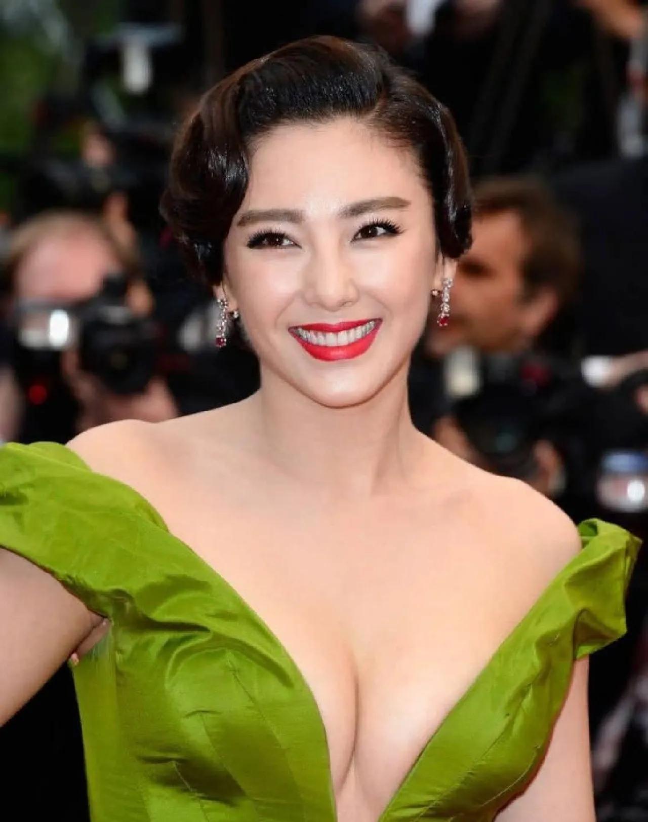 谋女郎和星女郎真的与众不同
看到出席金像奖的梁洛施想到她俩，85后里唯三有电影女