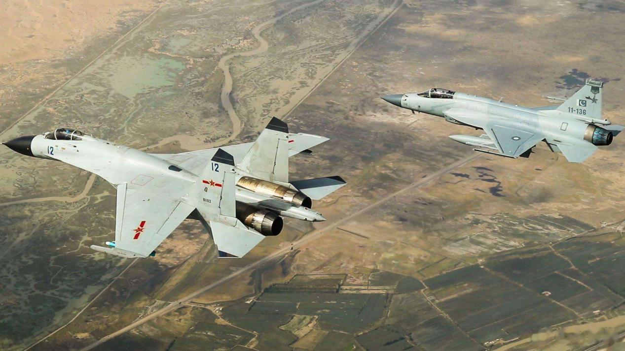 2017年9月中巴“雄鹰-VI”联合训练中，中国海军航空兵歼-11BH和巴基斯坦