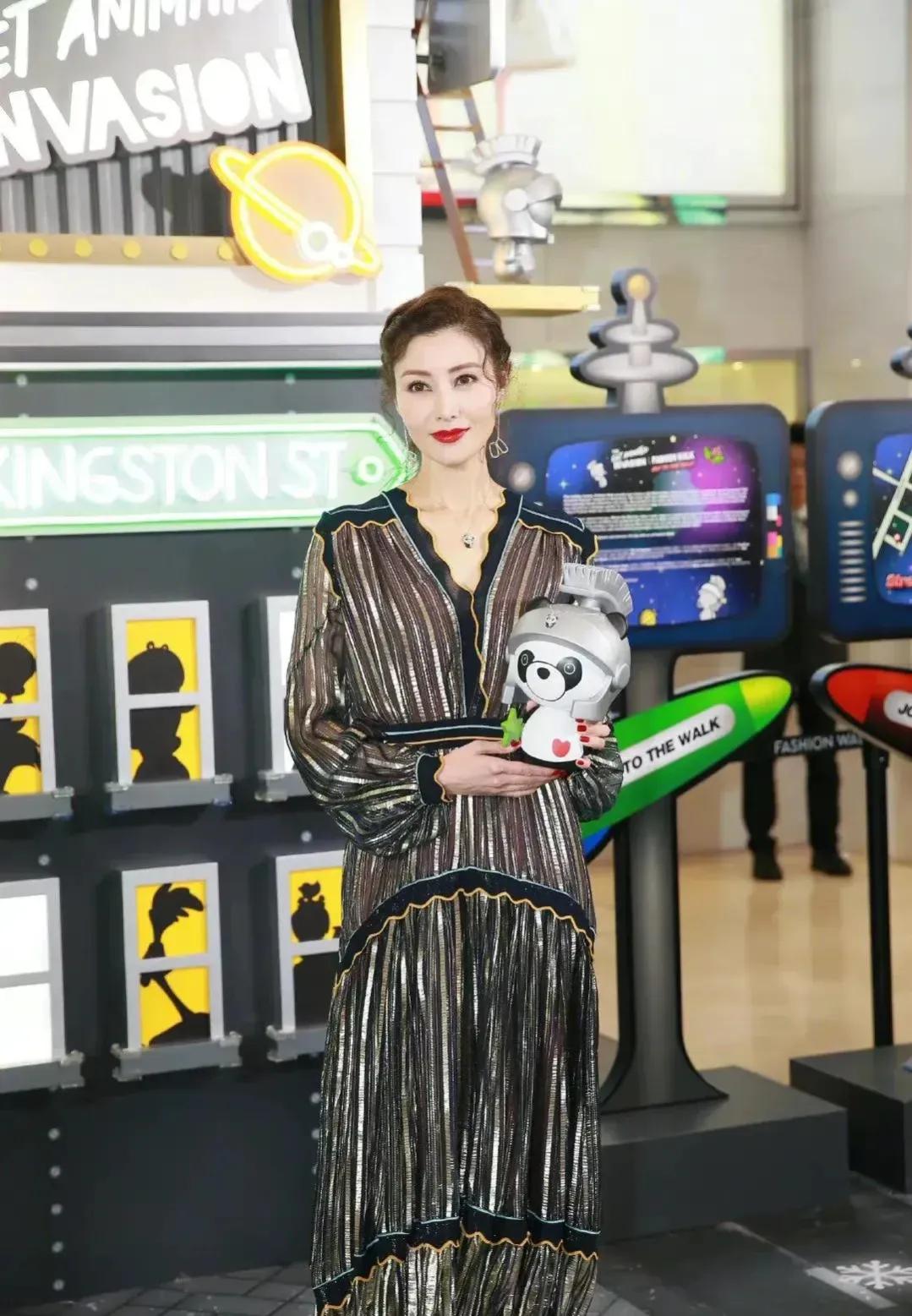 52岁的李嘉欣icon穿灰金花边裙出镜，惊艳无比，裙子采用鎏金亮丝条纹的拼接，看