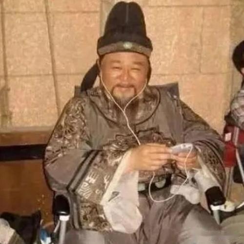 明星片场休息都曾干嘛？baby抽烟，赵丽颖吃冰棍，杨幂最厉害！
小伙伴们好啊，你