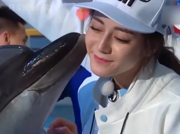 海豚是很变态的生物[呲牙][呲牙][呲牙][呲牙][呲牙][呲牙]
海豚真的会把