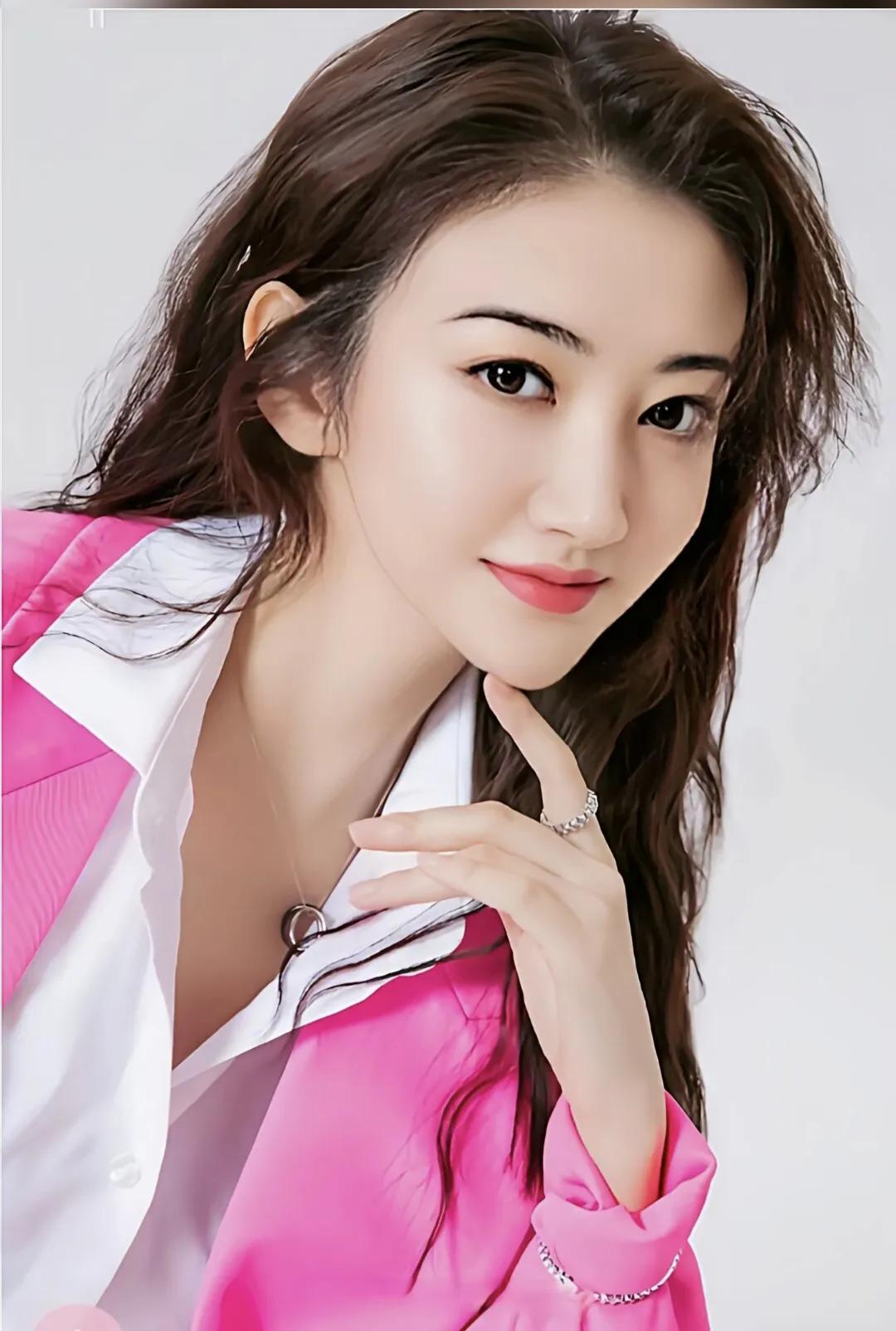 关晓彤1997年出生于北京，内地影视演员，毕业于北京电影学院。✌️✌️她演过十几