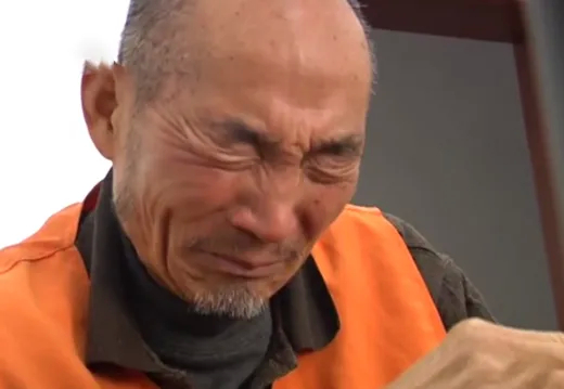 “杀得好！”山东六旬老人杀死亲孙子，到派出所投案自首后，全村竟一千余人联名求法院