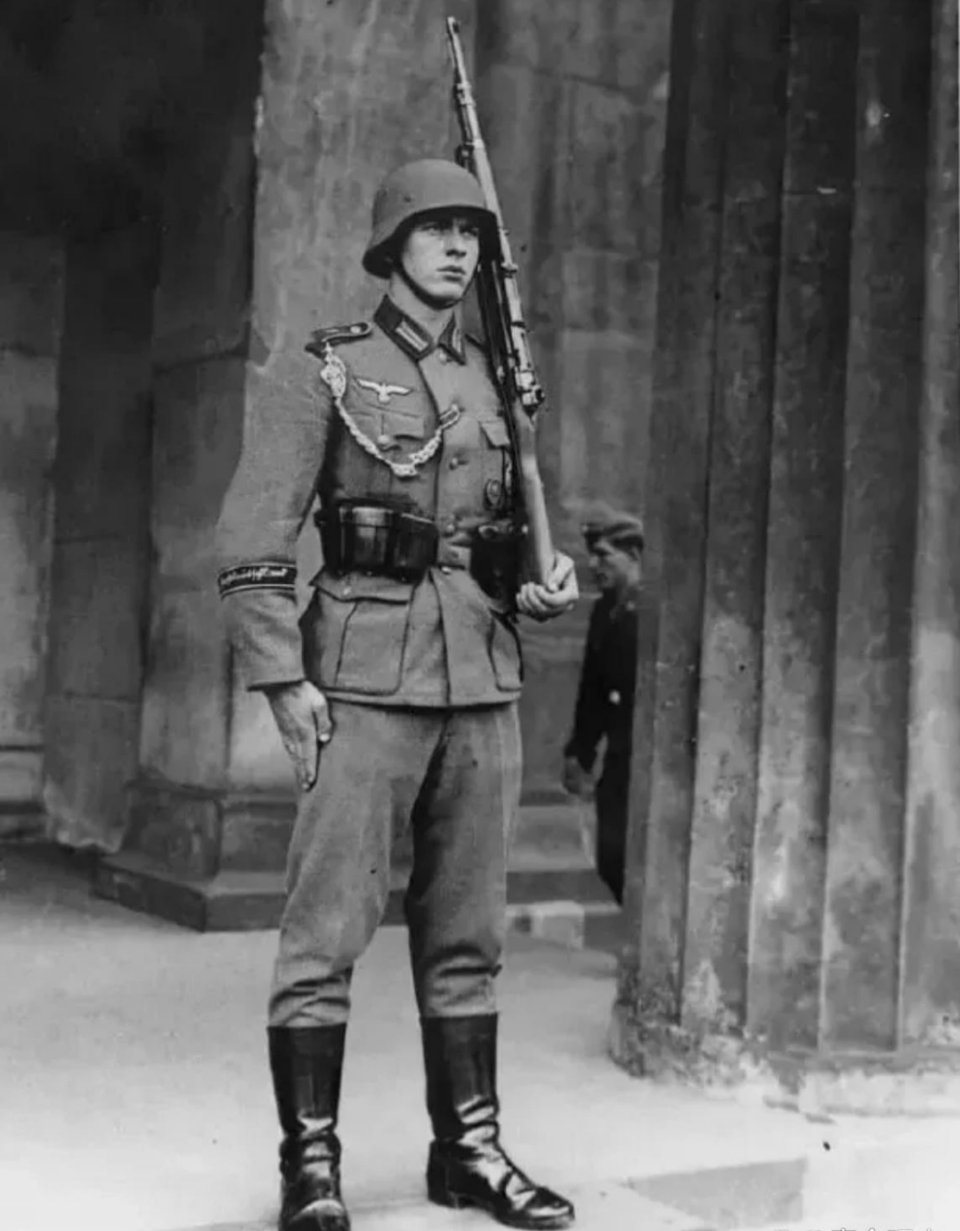 #历史那些事[超话]#图为德国著名的“大德意志师”的前身柏林卫戍部队的一名士兵正