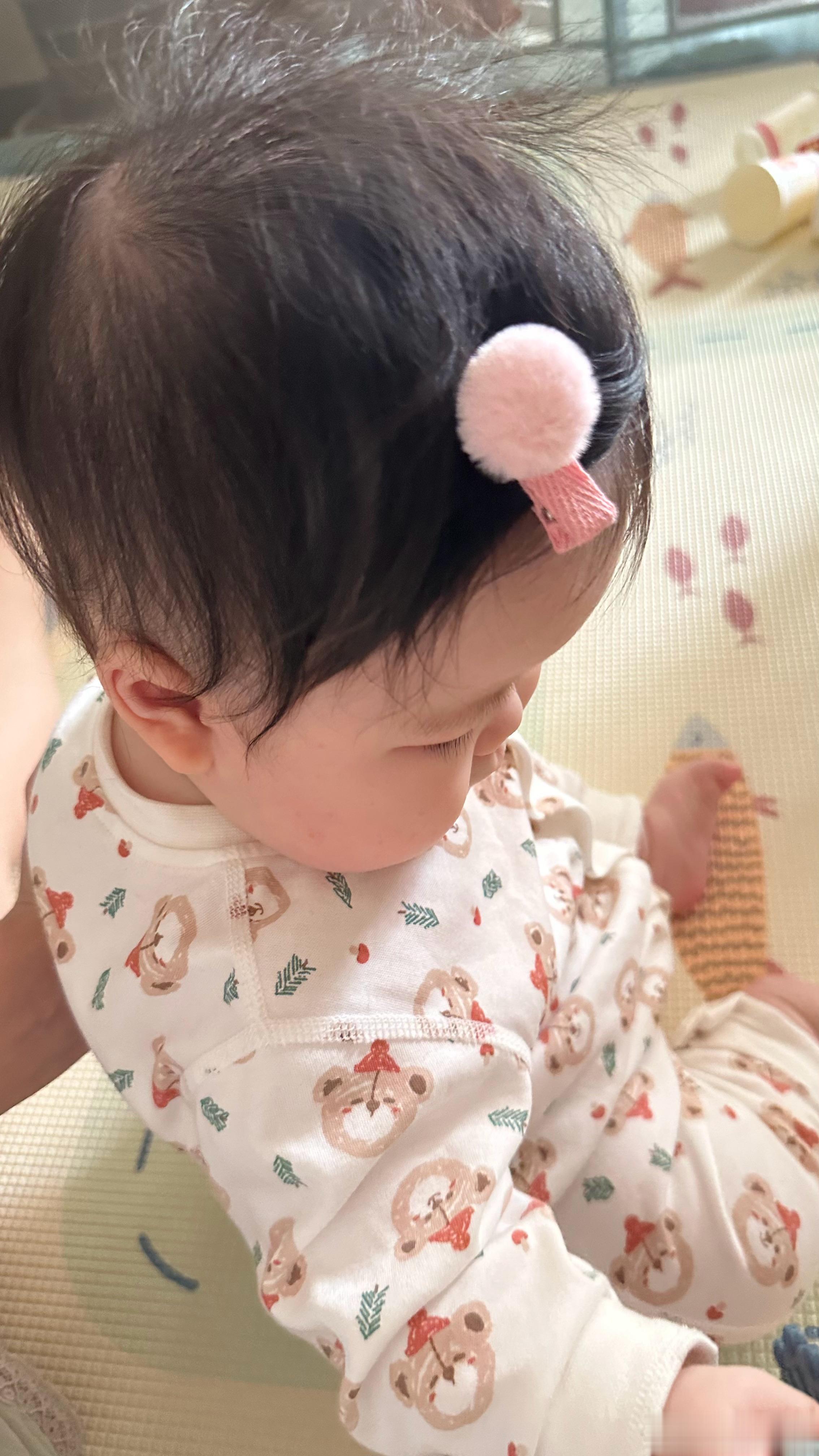  小姑娘可太可爱了，随便戴个小发夹也是美的不行不行的！ ​​​