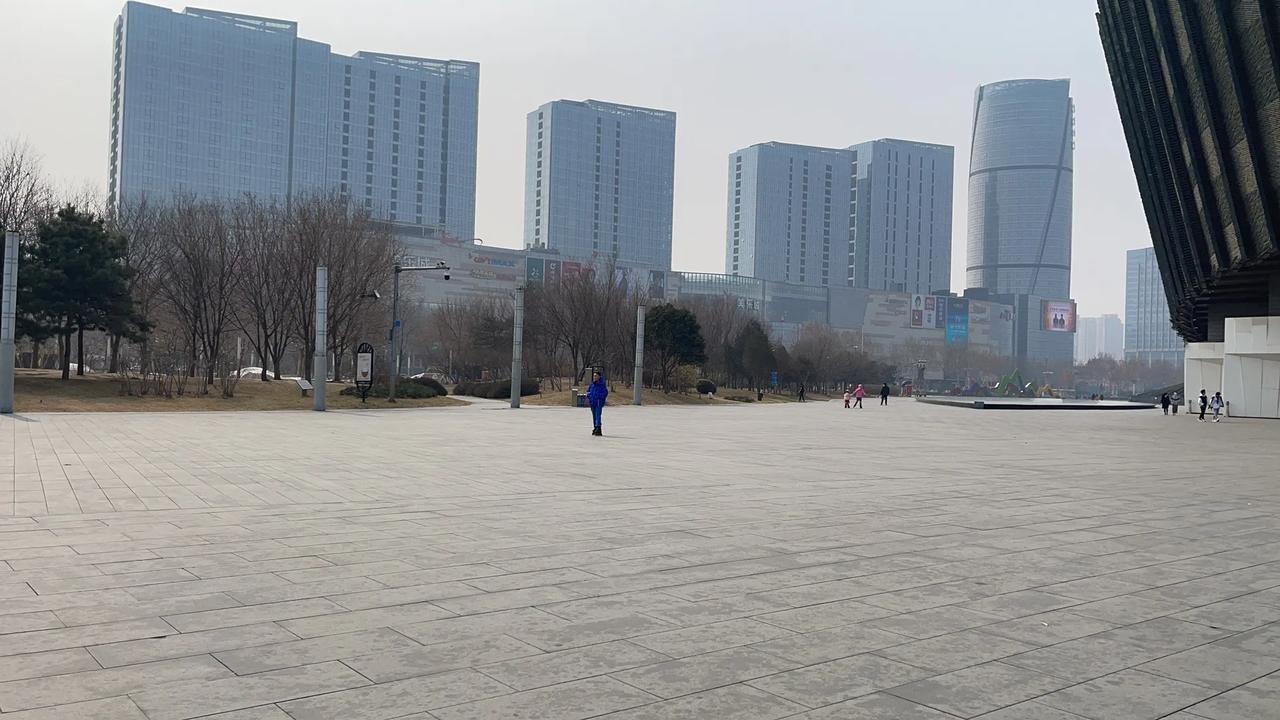 20年看房的时候，看地段，看户型，看配套，看学校，看交付时间，看绿化，看物业…
