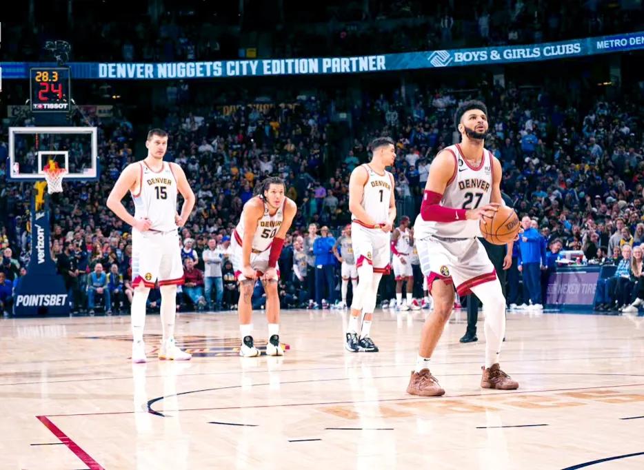 掘金队西部第一稳了，但却慌了

掘金队目前46胜19负位居西部第一，领先第2的灰