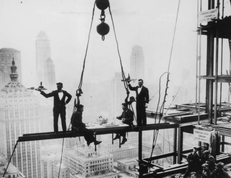 【高空午餐】
1930 年 11 月 14 日，在建造著名的华尔道夫酒店期间，服