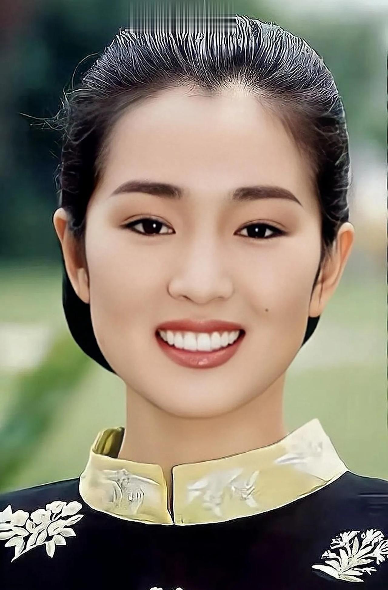  巩俐在国外发表演讲说的第一句是：大家好，我是中国演员——巩俐[兔年大吉][兔年