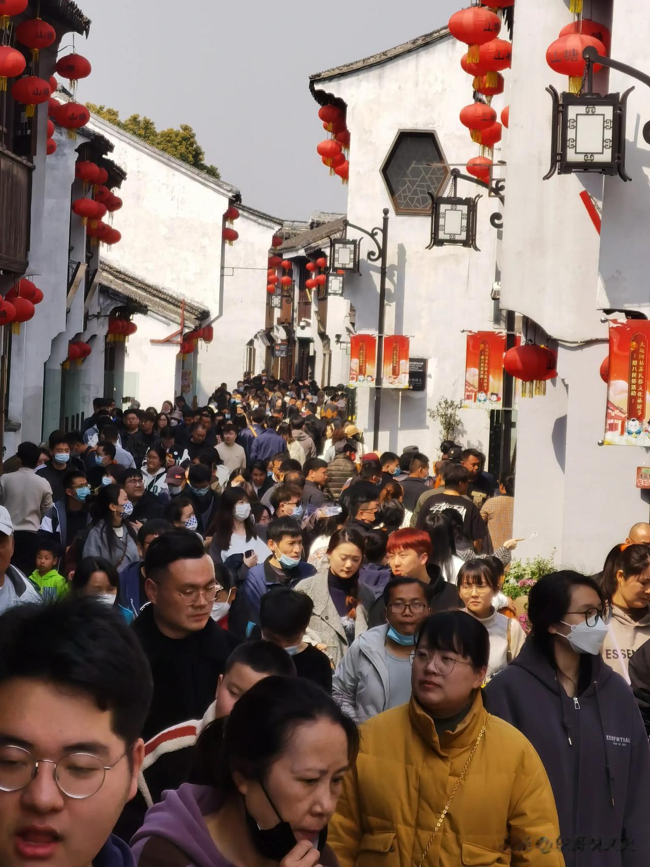  可以去古城老街凑热闹。猜猜这是苏州什么地方。[呲牙]
苏州鸡头米精品礼盒