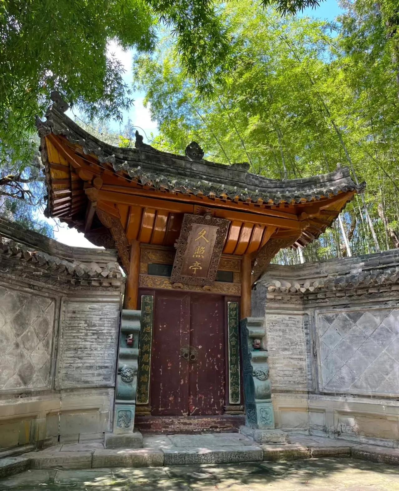 巴巴寺|阆中
始建于清康熙28年，久照亭大殿为巴巴寺的中心建筑，高大雄伟，富丽堂