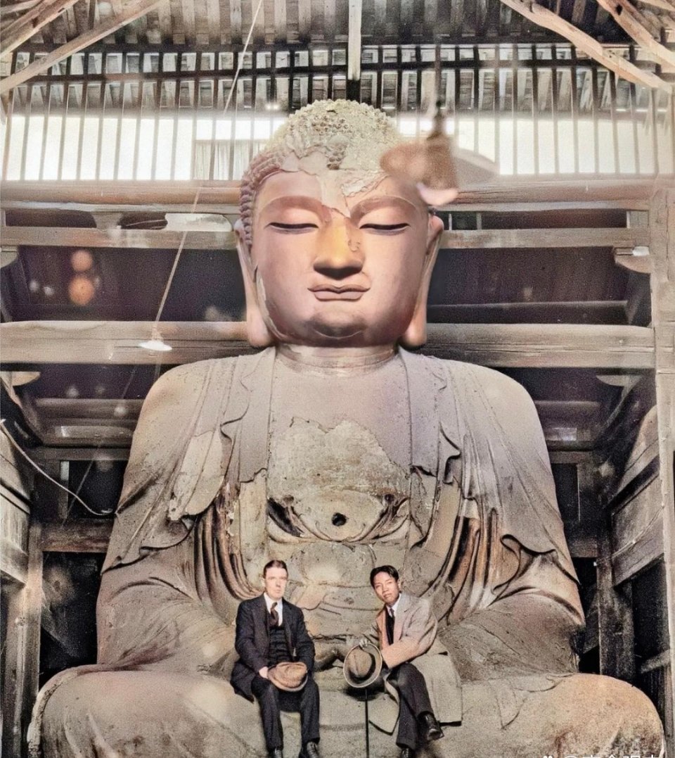 #历史那些事[超话]#1923年，游客在福州开元寺铁佛殿拍到这尊高6米，重约50