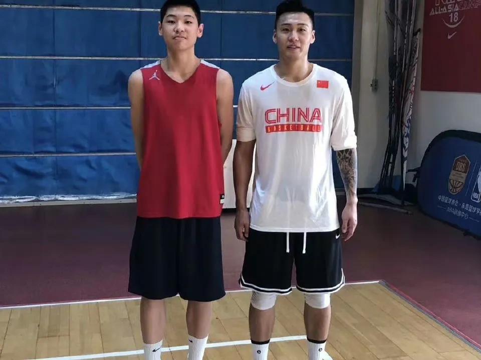 崔永熙全明星晒照 称易建联赵睿为儿时英雄

CBA全明星已经结束，广州男篮新星崔