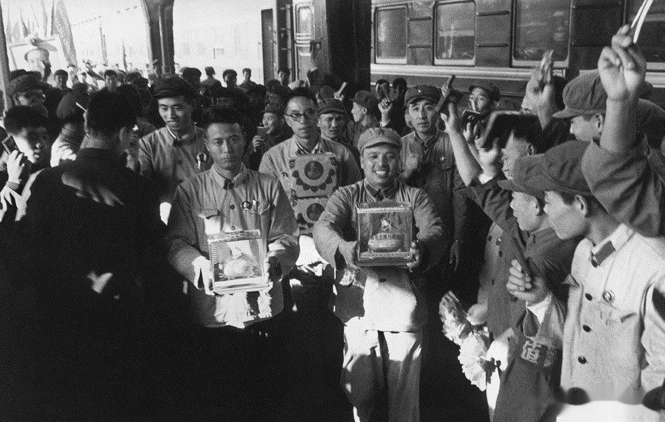 芒果是一种热带水果，现在要吃不难，但在1960年代那可叫金贵，国内很少见到。这是