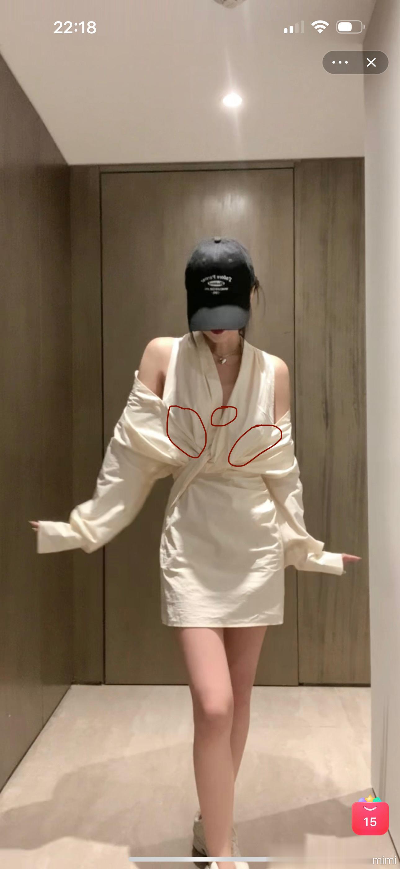 对啦 今天直播的时候有小淘友说这件会露胸 其实不会的！因为我穿的是第一版样衣 版