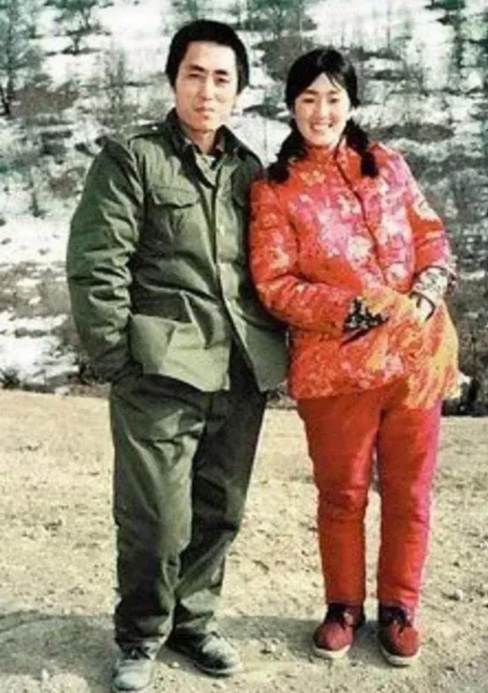 #历史那些事[超话]#这张照片拍摄于1987年。22岁的巩俐和37岁的张艺谋在一