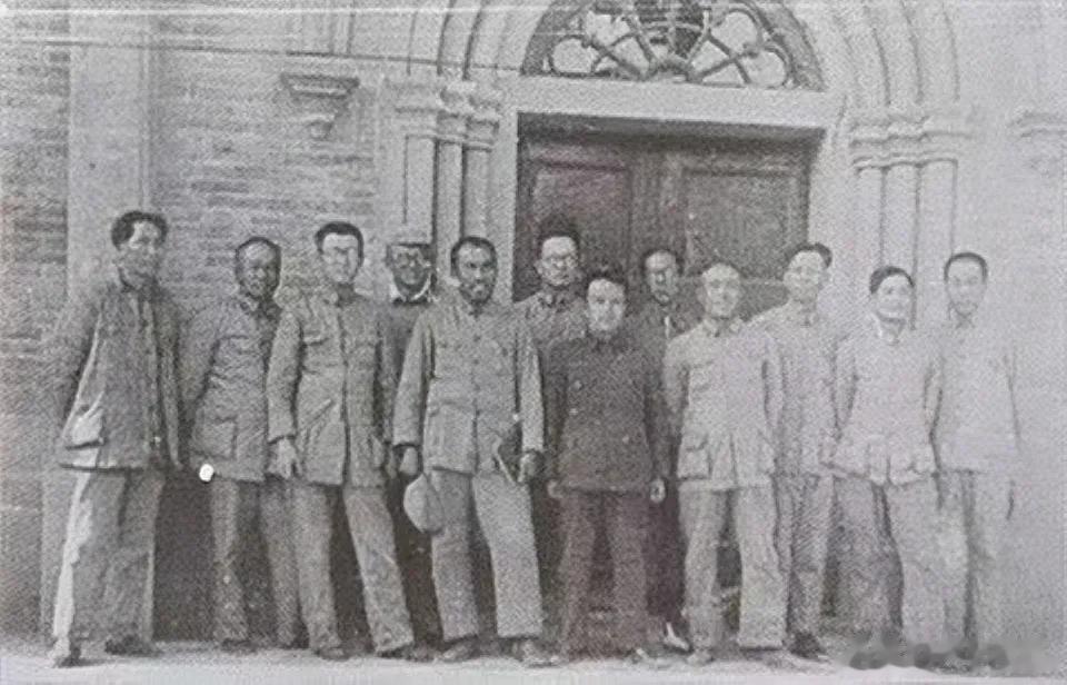 中日全面战争爆发后，1937年8月，中共中央在陕西洛川冯家村召开政治局扩大会议，