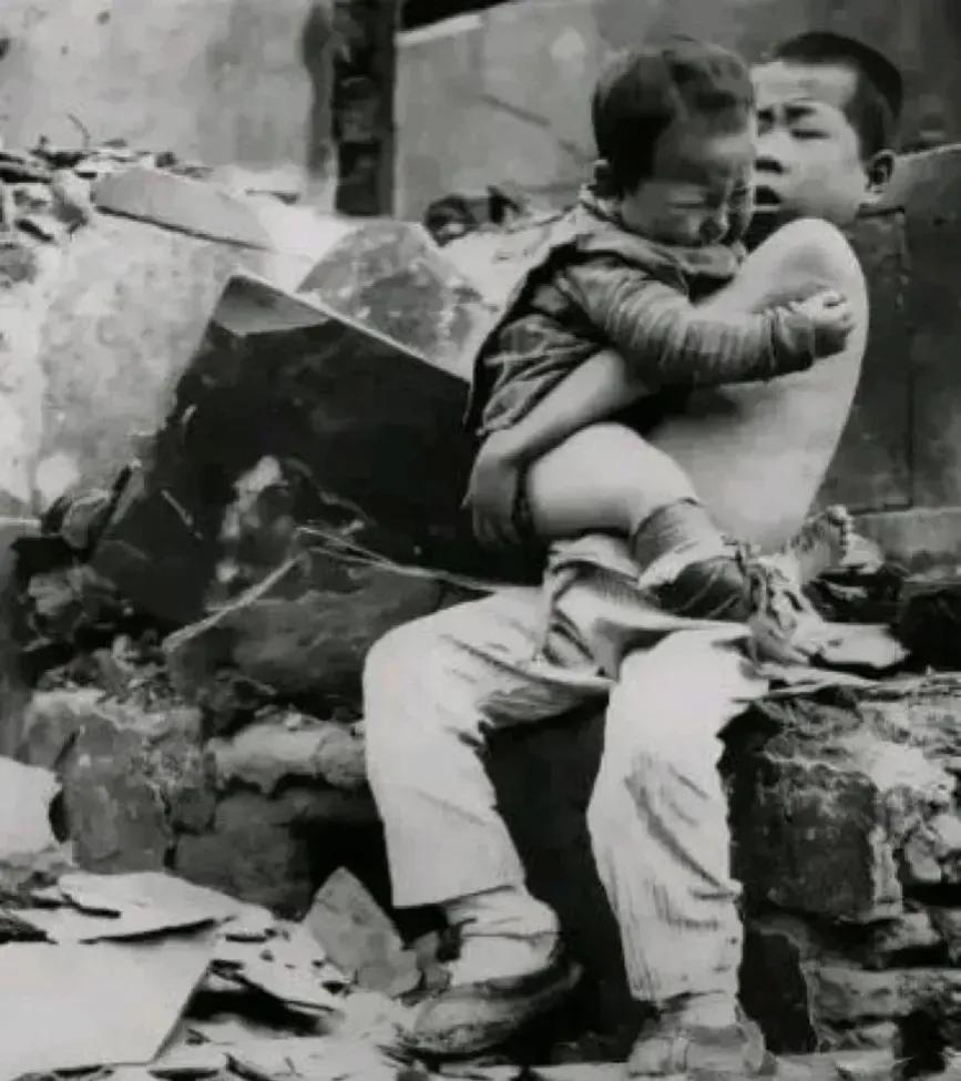 孩子还这么小，以后怎么办！
1943年，李峰和他的弟弟李林，坐在一片被日军轰炸后