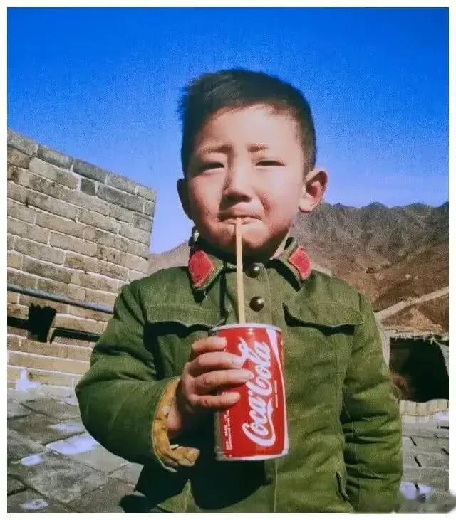 1979年，美国《国家地理》登出第一个喝可乐的中国男孩照片，迅速火遍全球。