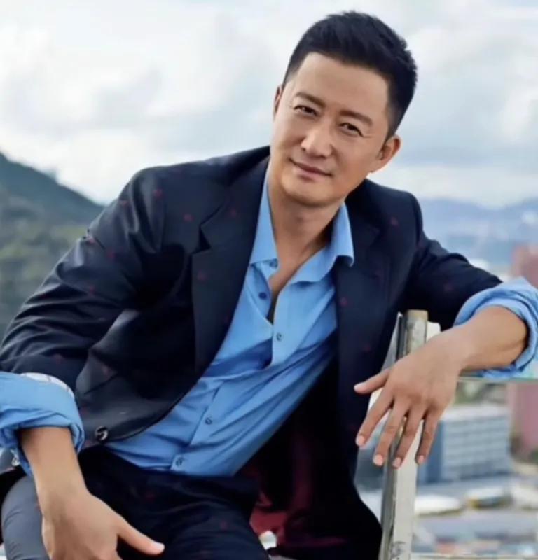 吴京:曾因拍戏差点倾家荡产[爱慕][爱慕][爱慕]
1974年出生于北京的一户武