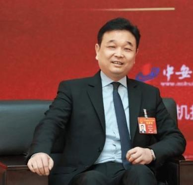 人大代表潘保春建议：尽快出台《殡葬法》，为离世民众提供免费墓地和骨灰盒。
讲道理