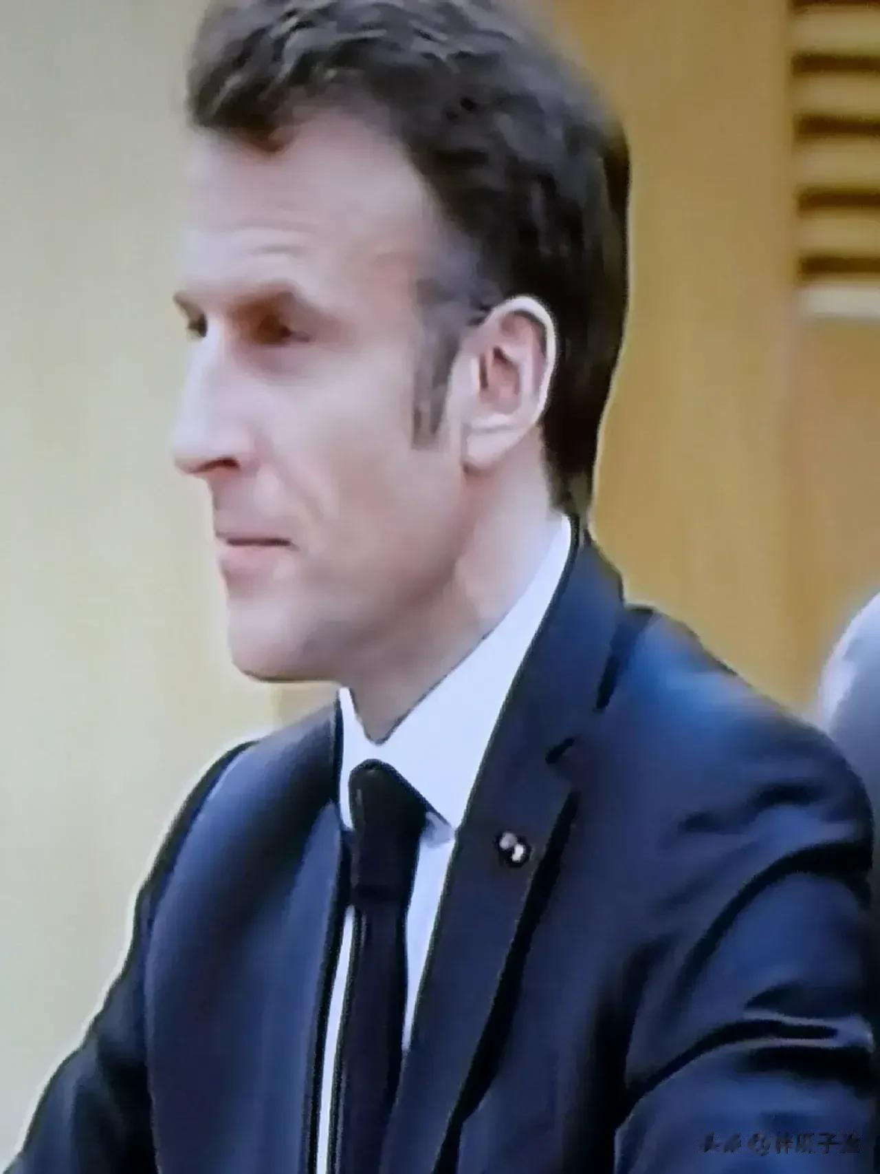 马克龙到中国的两句话非常深入人心啊！第一句：法国支持一个中国原则。第二句：法国支