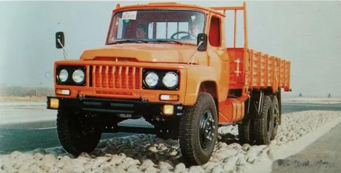 
EQ155  6x4   8吨载重车，1983年4月定型。非贯通桥设计，底盘传