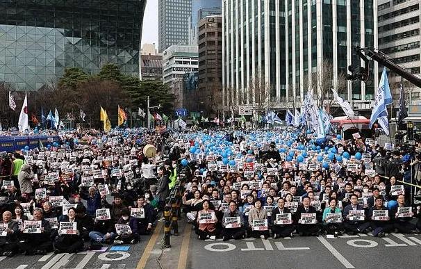 韩国人抗议说尹锡悦是日本人，让他呆在日本不要回来了。16日在尹锡悦访问日本并向日