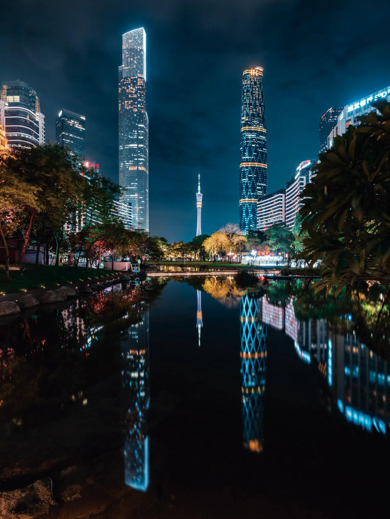 颜值极高的广州夜景，东塔+西塔+广州塔，三塔组合太加分了！

我觉得中国城市里面