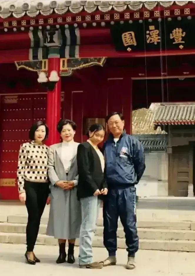 1999年，万宝宝和父母在中南海丰泽园门前的合影。

这虽是一张四人照，但更像是