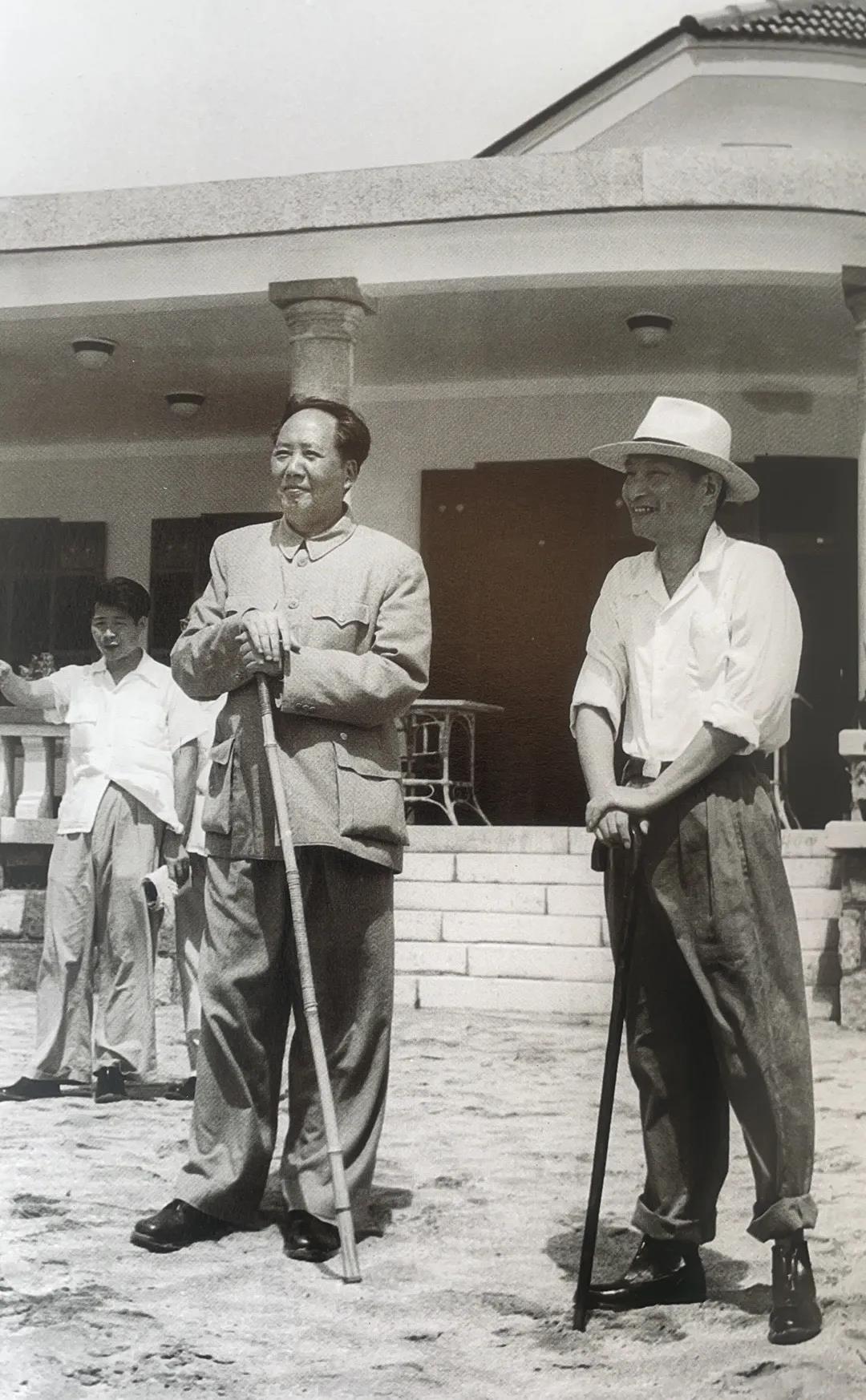 1954年，毛主席和陈云在北戴河。
毛主席手里握着一根竹子是干嘛的呢？似乎不是拐