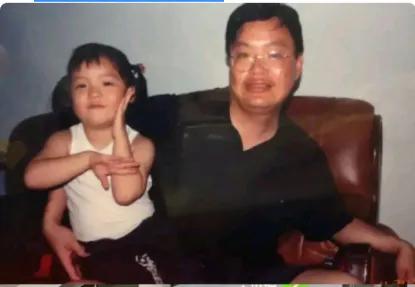 一对父女相隔20年的两张合影，不管时光如何变换，女儿永远是父亲心中最爱的“小情人