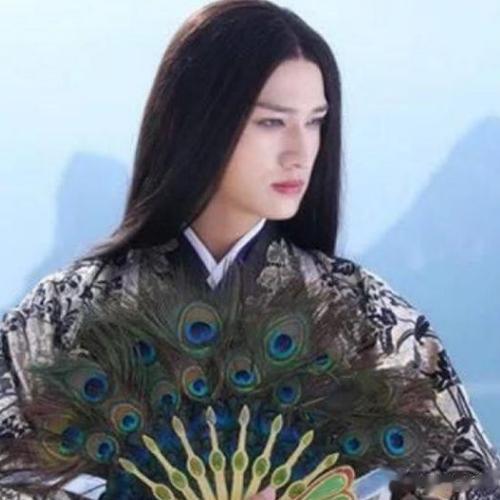 同样是拿扇子，马可妖孽，杨洋温柔，罗云熙帅气，他无法超越！
哈喽大家好，你们可爱
