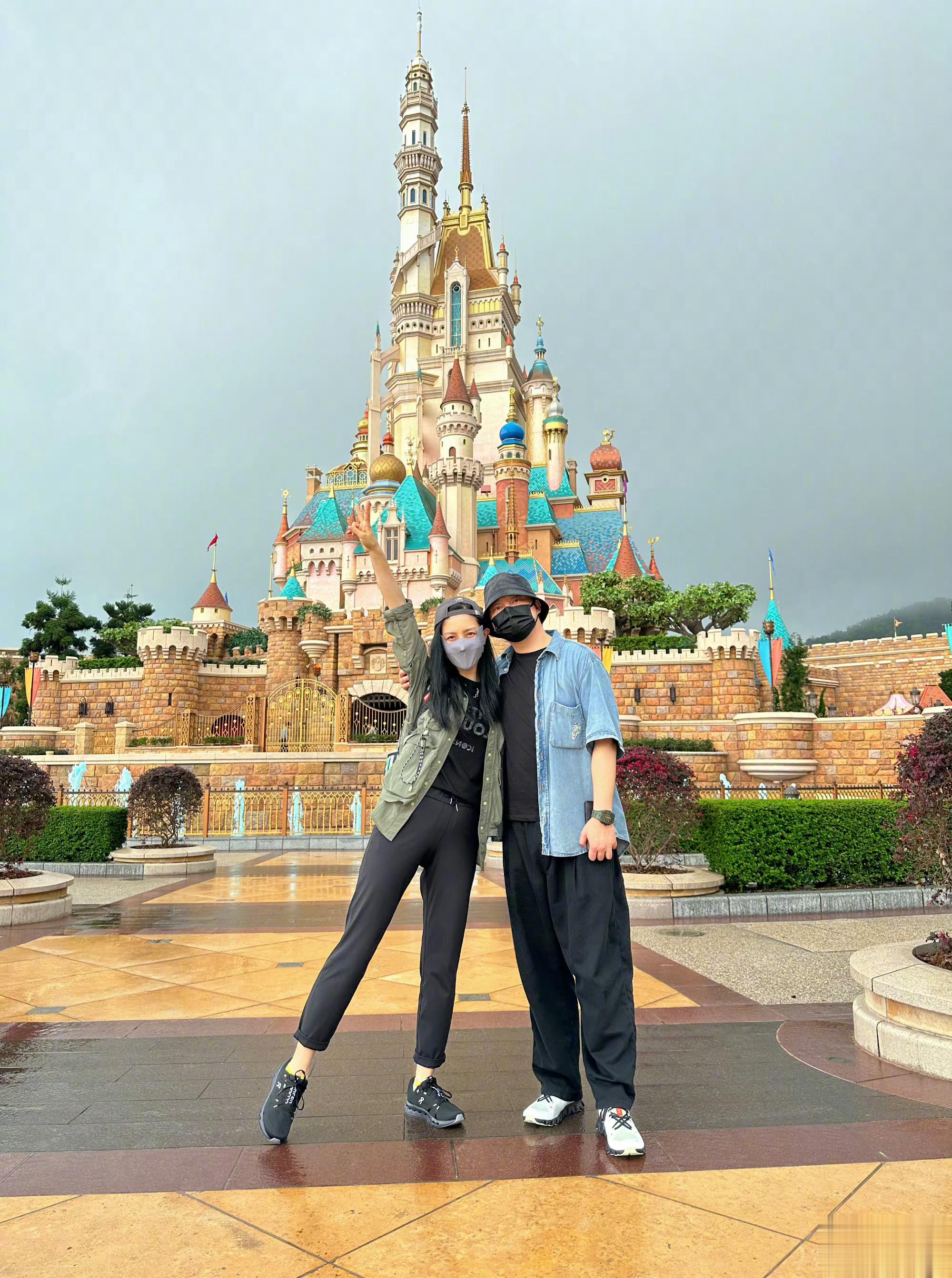 两口子之间总是这么甜蜜，话说安吉小鱼儿怎么没带上[笑cry] ​​​