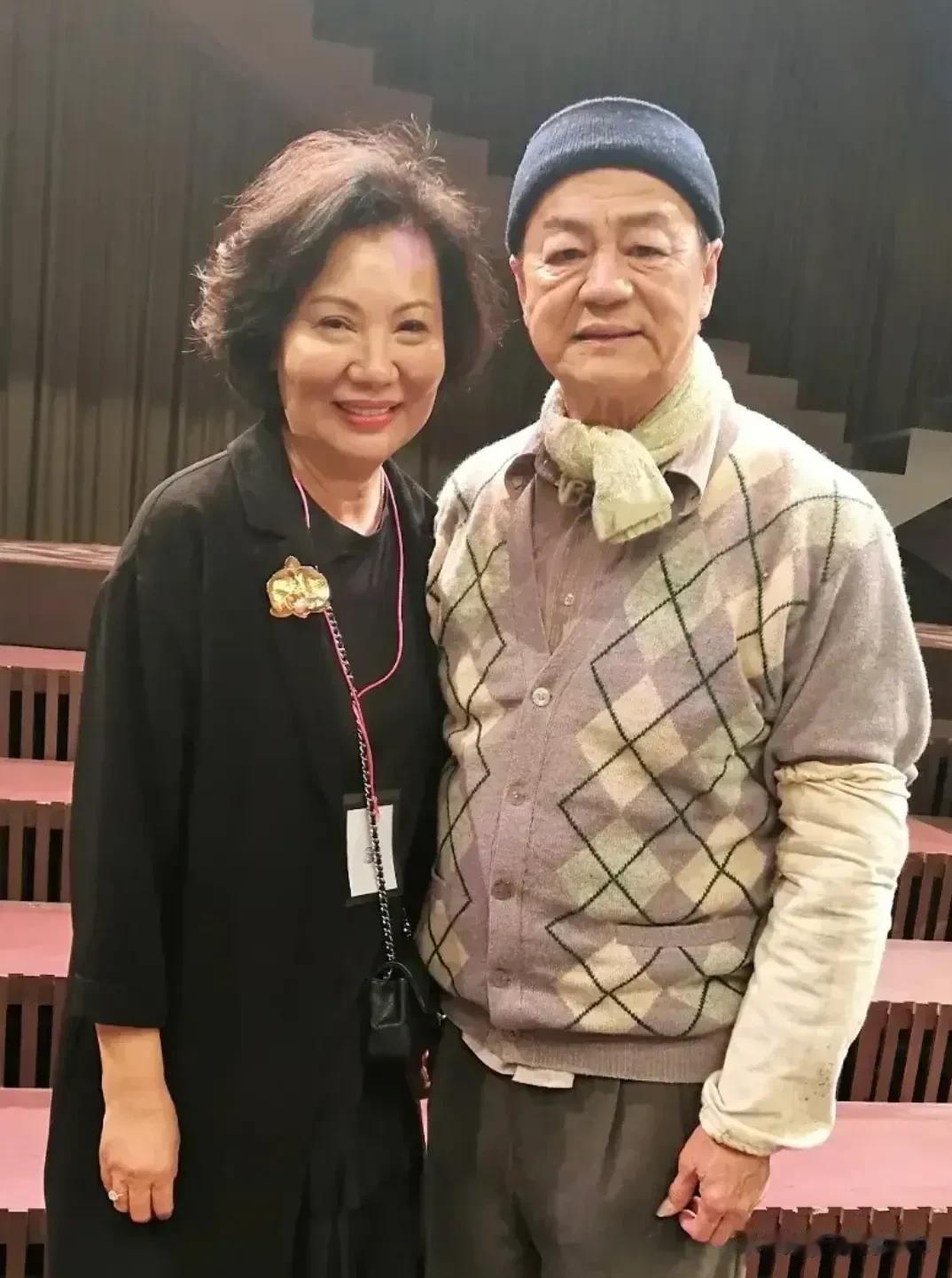 谁认识这位满脸皱纹的老爷爷？他可是个大明星，年轻时候比成龙都火，功夫不错，长得还