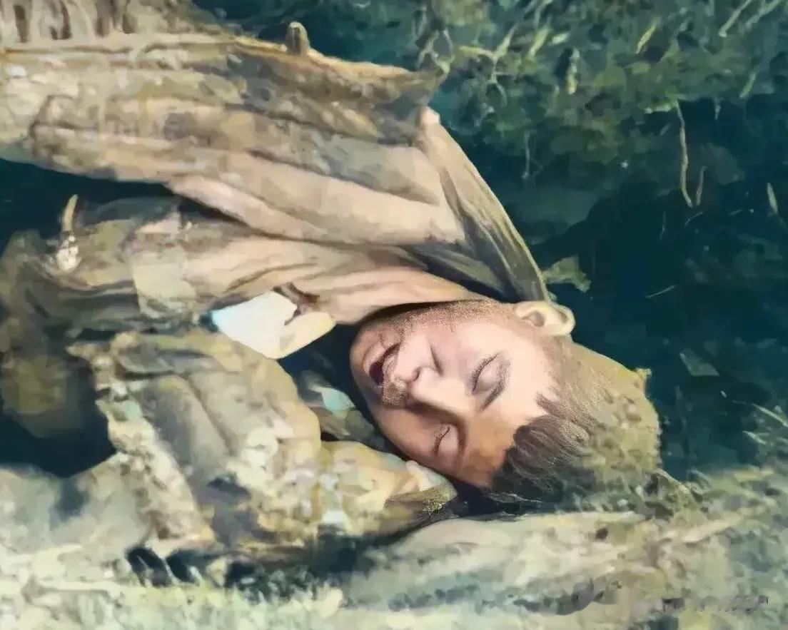 照片中这位是在长津湖战役中被活生生冻死的志愿军烈士，他穿着单薄的棉衣，全身已经被
