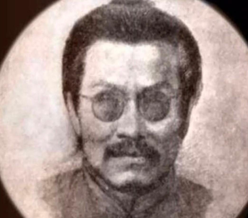 曲子《二泉映月》名扬天下，而他的主人瞎子阿炳，却有着糟糕的人生。人世间，有些人生