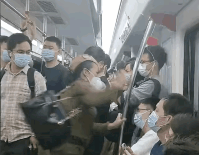  
她算是俄粉还是苏粉？素质差也就罢了，智商更是堪忧，酒品还特别差！喝点小酒就不