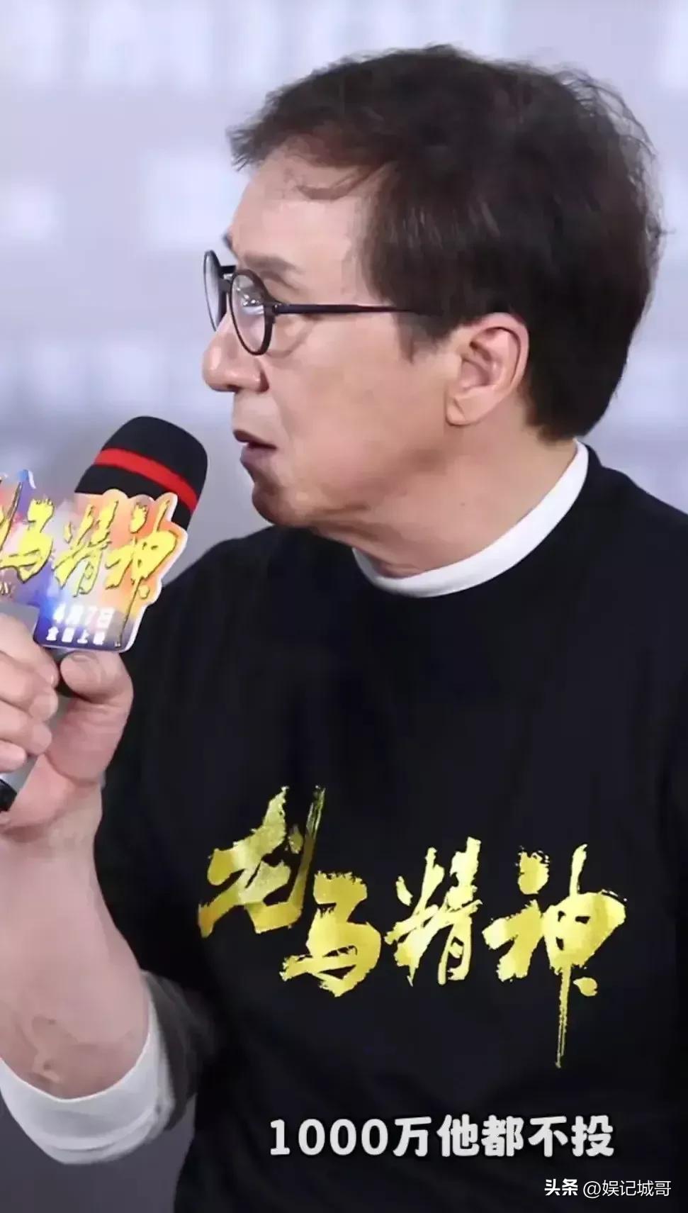 成龙大哥是娱乐圈男巨星！然而因为成龙大哥上了年纪，也已经68岁的成龙真的是岁月催