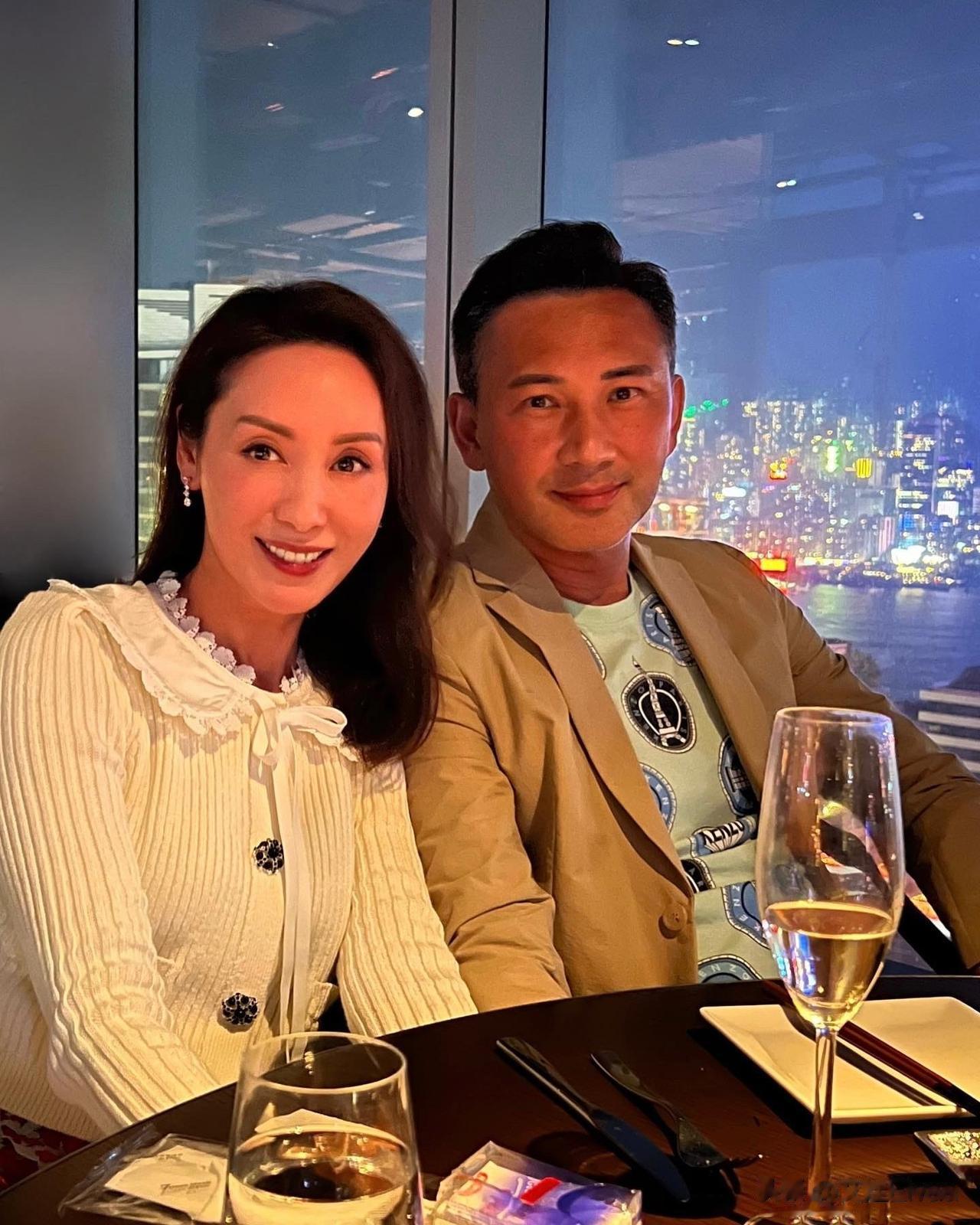 郭可盈庆19周年结婚纪念日，穿大牌毛衣很有贵妇范，13岁女儿亮相颜值高！
 
郭