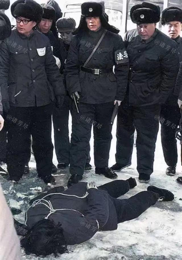 这是来自上世纪80年代“处决死刑犯”现场的照片，镜头前一名女犯人刚刚被击毙，面朝