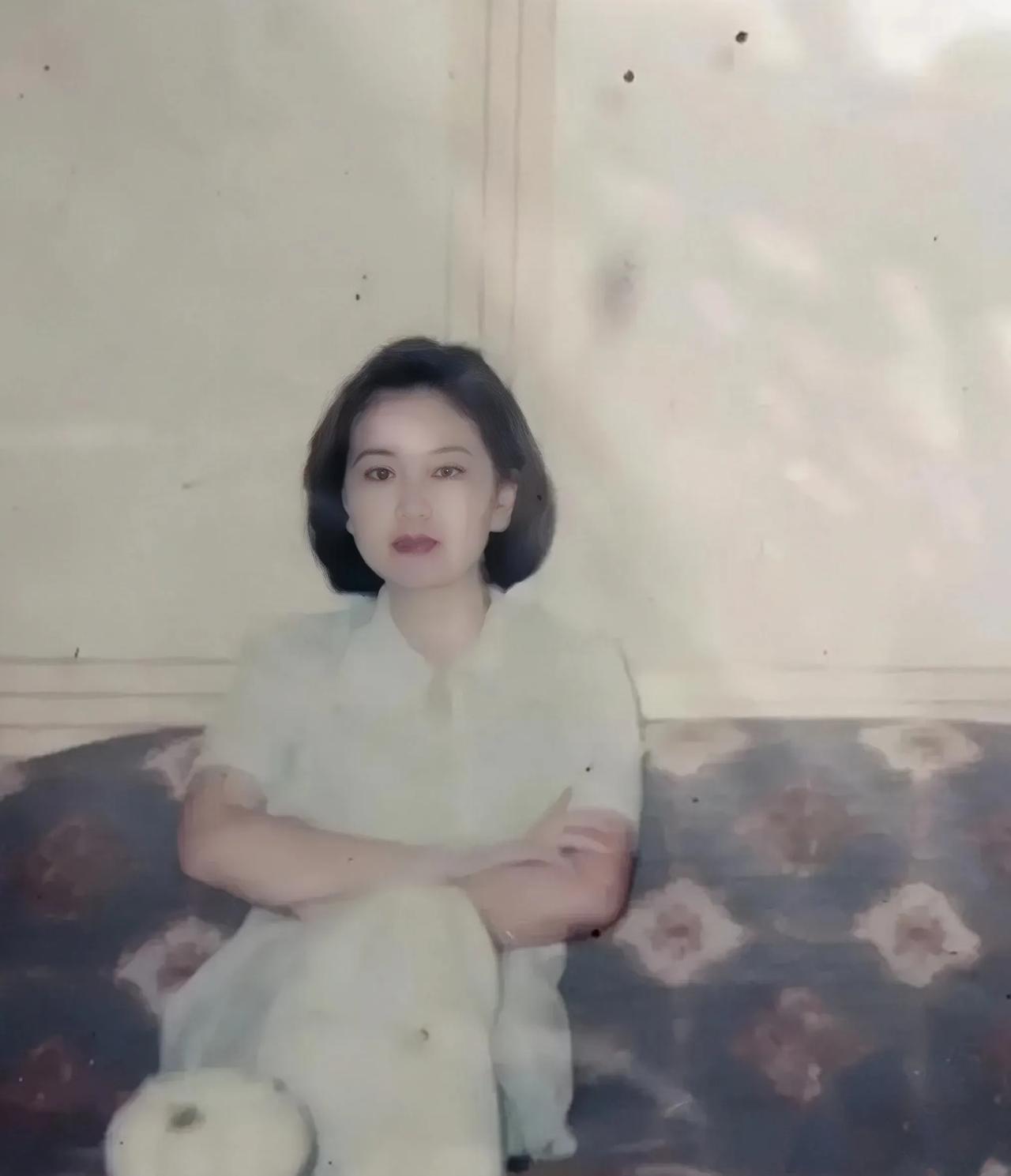 90年代，一个少妇坐在自家沙发上拍的留影，这颜值不输当年的影视明星。
这个少妇皮